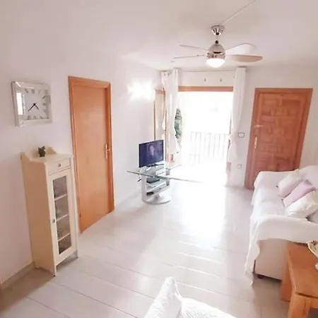 Rosi - 5-10 Minute Walk To La Zenia Beach, Bar, Cliff Walk, Shops, Paddys Point, Cabo Roig - Free Fast Fibre Optic Broadband Apartament Orihuela
