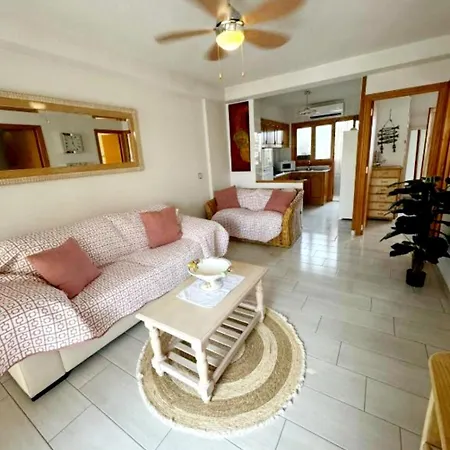 Rosi: Beachside Retreat With Wi-fi Orihuela